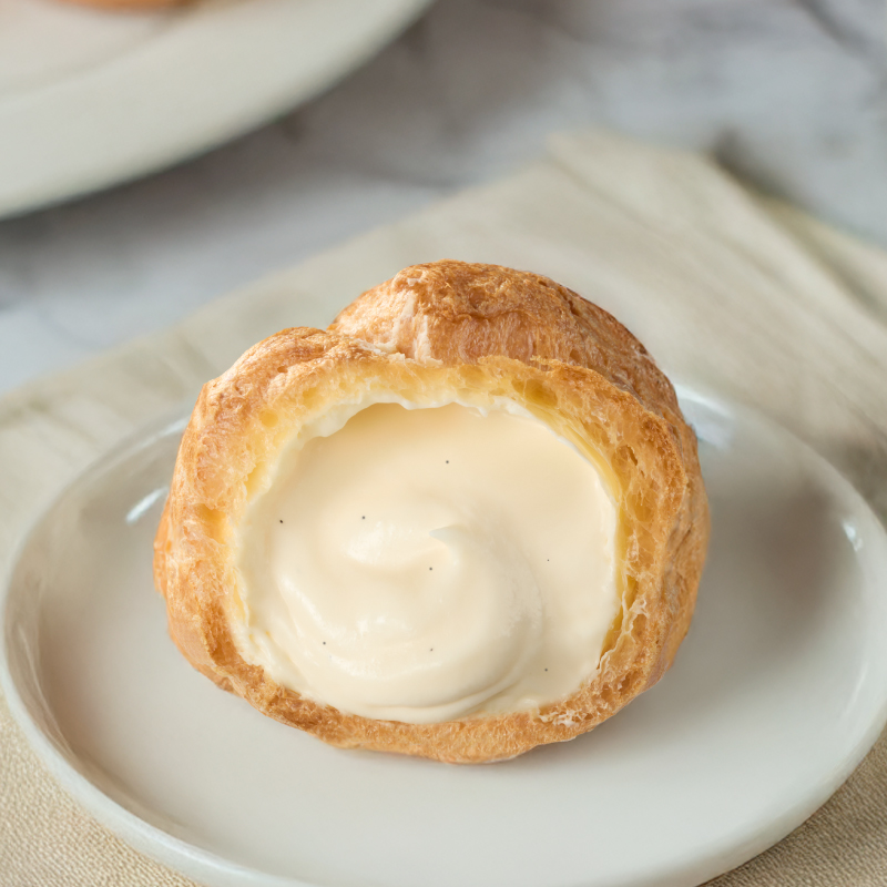 乳脂肪分48％の純生クリームでつくったシュークリーム